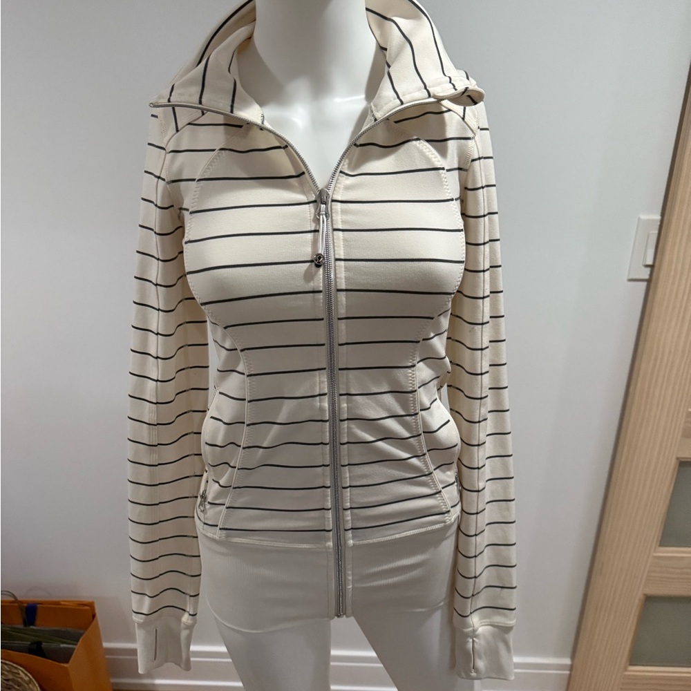 New condition LULU LEMON ZIP UP JACKET